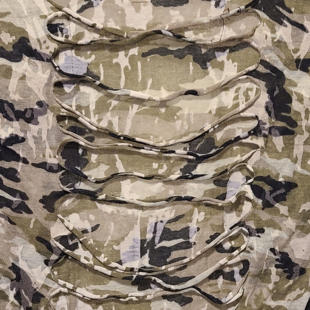 Wet Seal Slashed Back Camo Tee, Size M - Picture 5 of 6